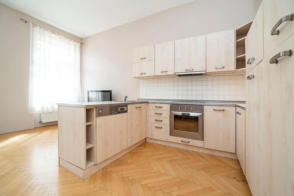 Cozy And Sunny Apartment In Uptown Praag Buitenkant foto