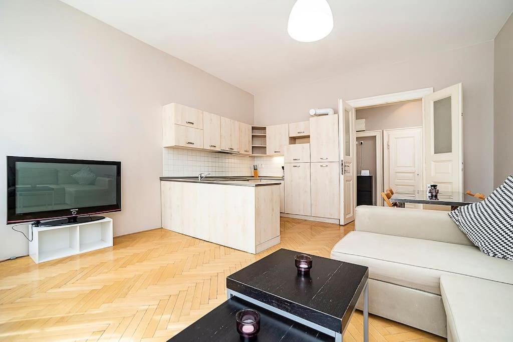 Cozy And Sunny Apartment In Uptown Praag Buitenkant foto