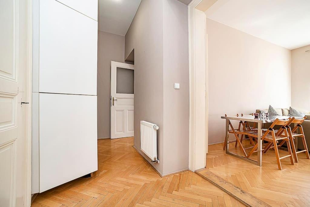Cozy And Sunny Apartment In Uptown Praag Buitenkant foto
